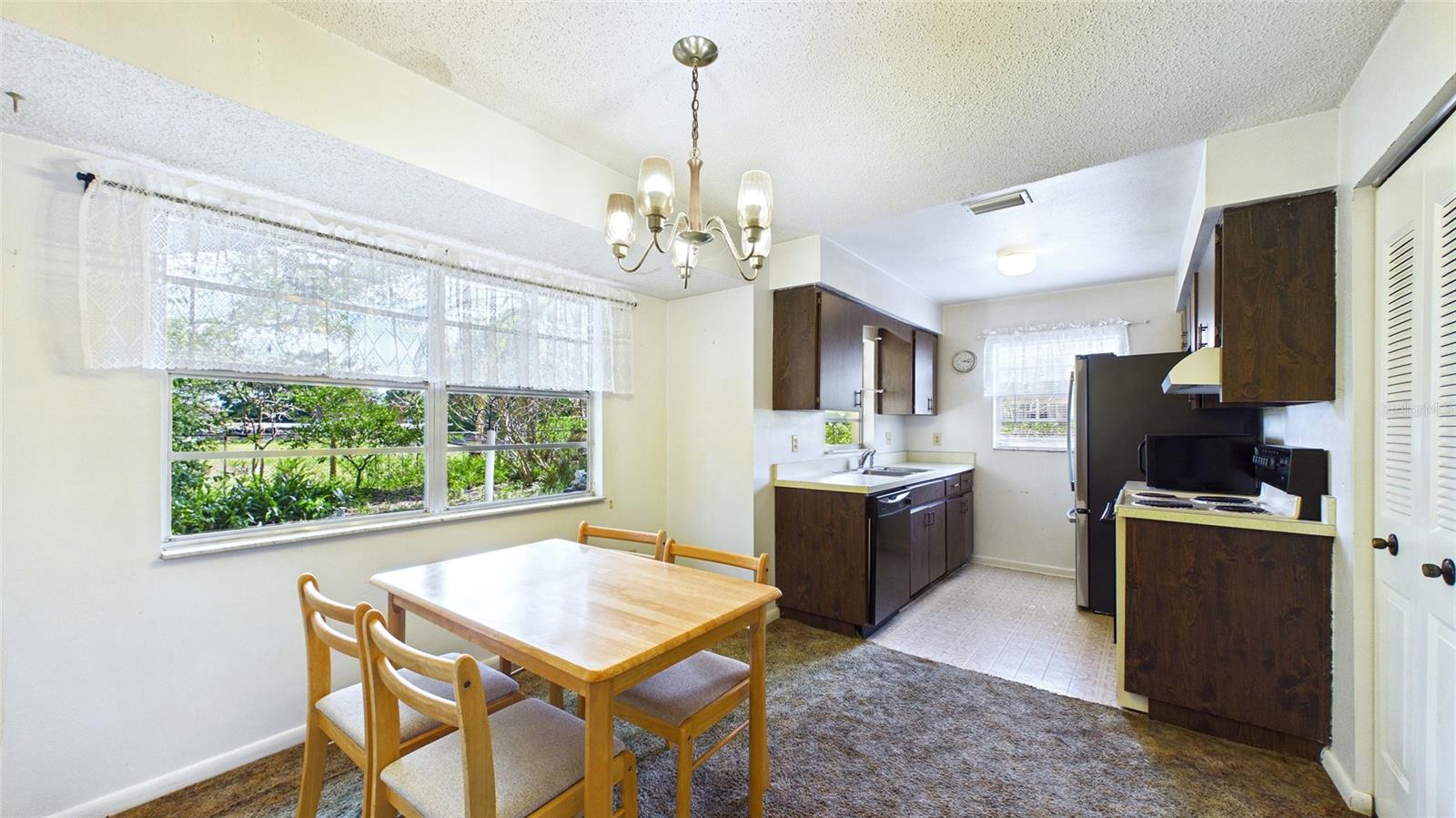 Image 5 of 21 For 711 Regent Circle S