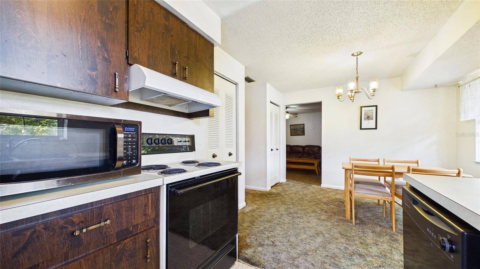 Image 7 of 21 For 711 Regent Circle S