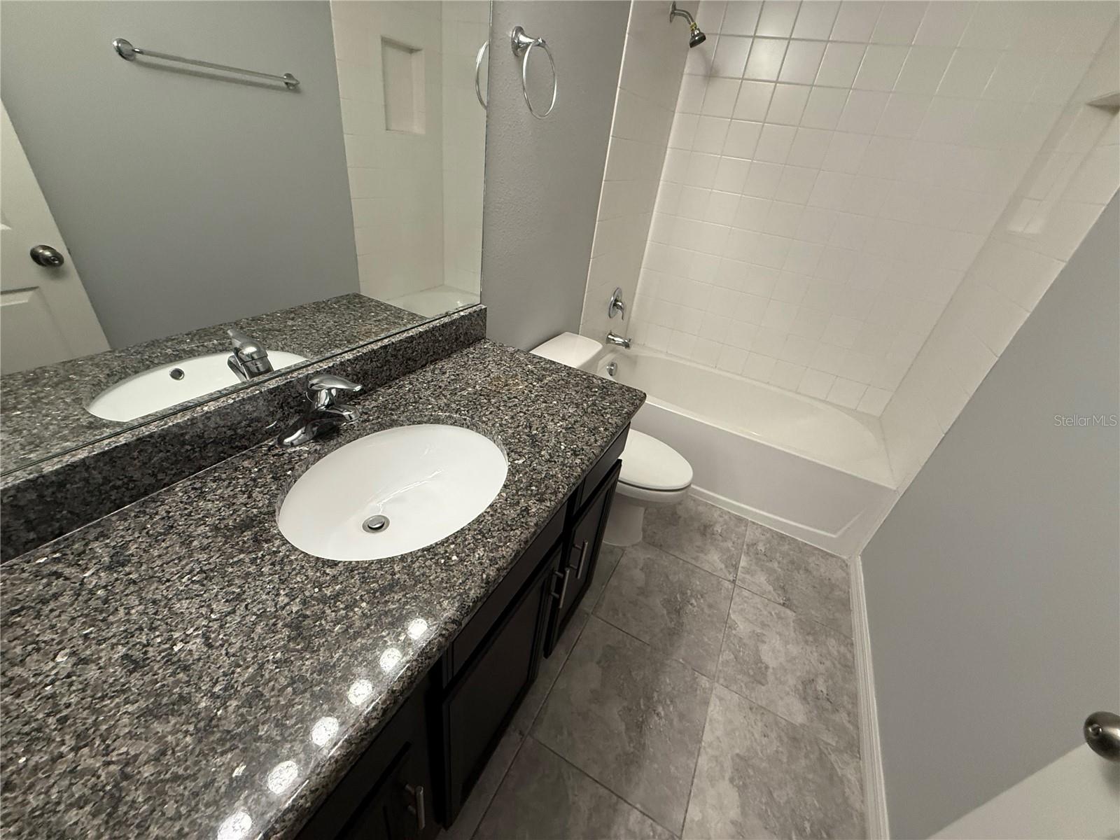 Listing photo id 14 for 7127 Summer Holly Place