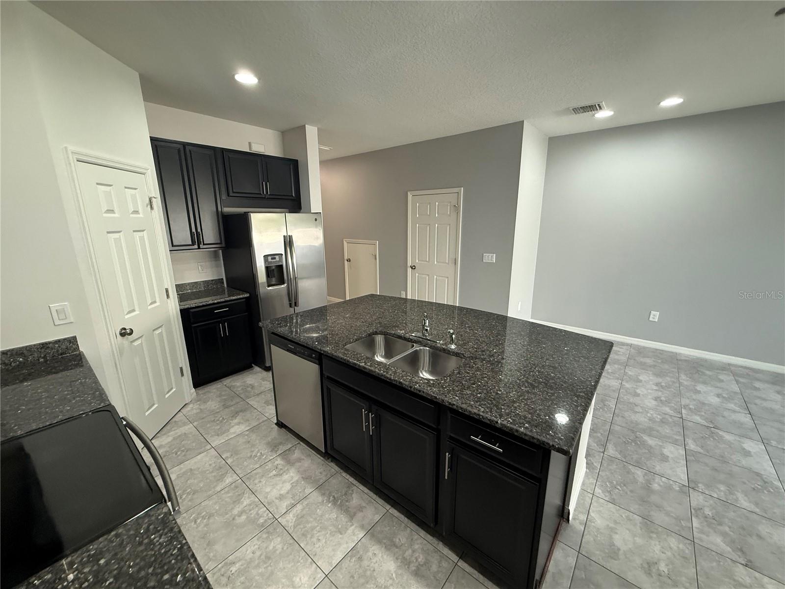 Listing photo id 2 for 7127 Summer Holly Place