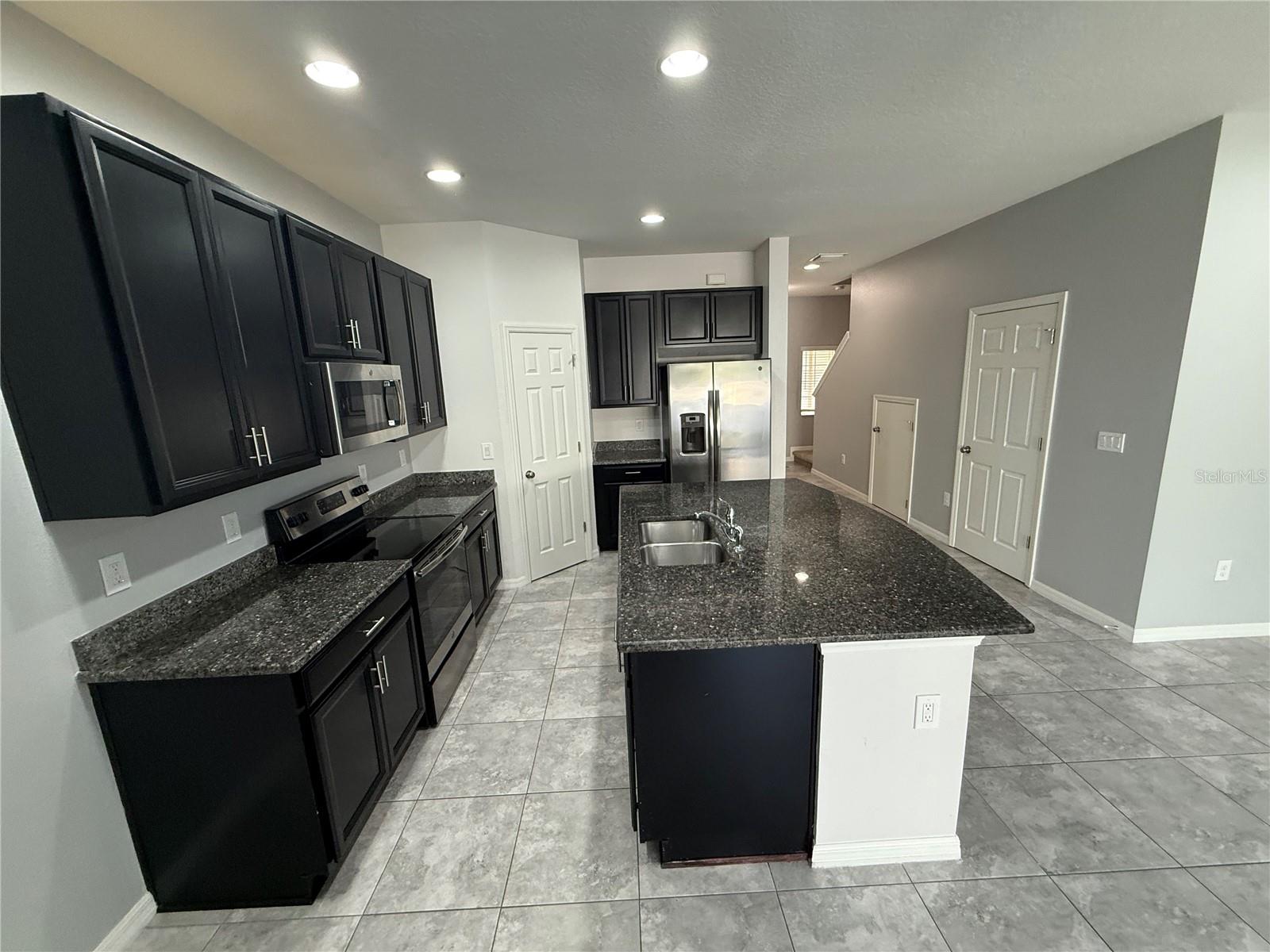 Listing photo id 3 for 7127 Summer Holly Place