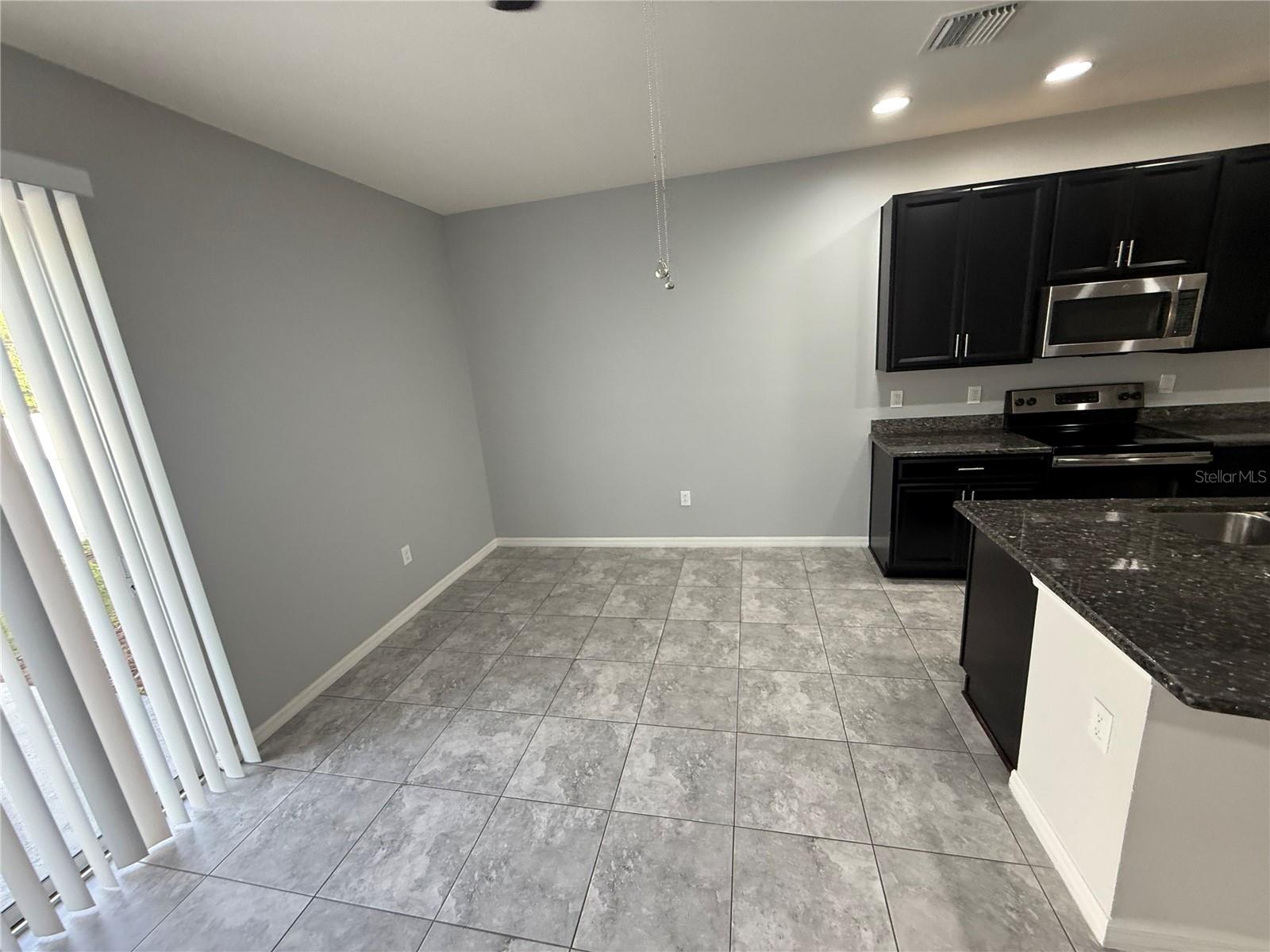 Listing photo id 4 for 7127 Summer Holly Place