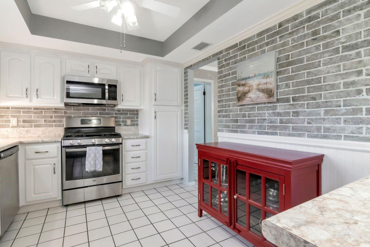 Image 16 of 39 For 6070 80th Street N 215