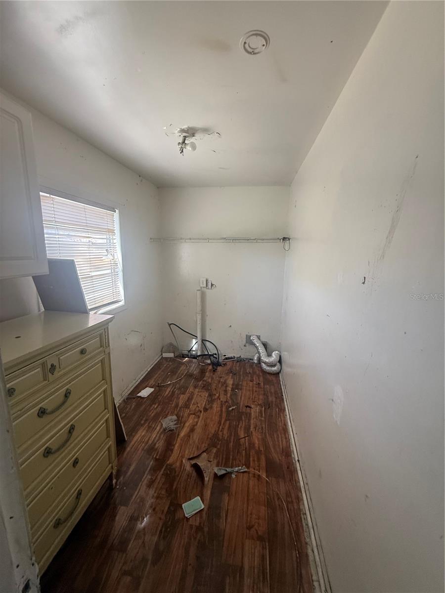 Listing photo id 8 for 9212 Brooks Street