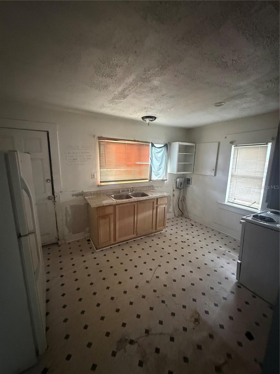 Listing photo id 10 for 9212 Brooks Street