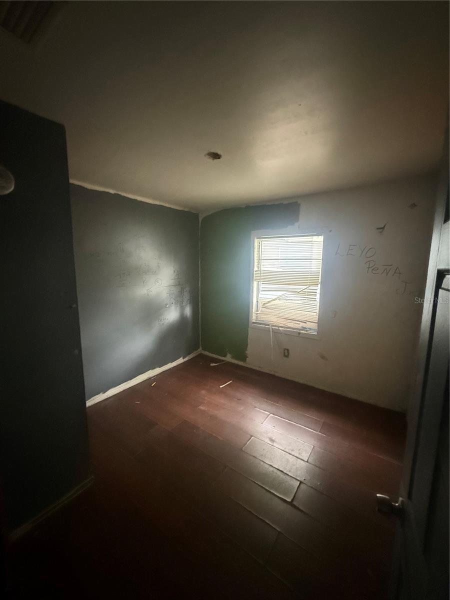 Listing photo id 14 for 9212 Brooks Street