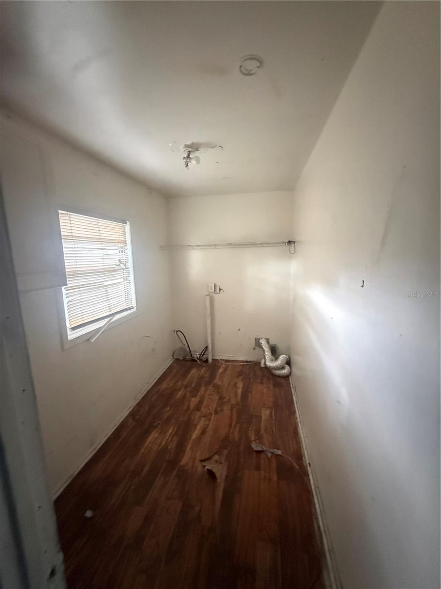 Listing photo id 16 for 9212 Brooks Street