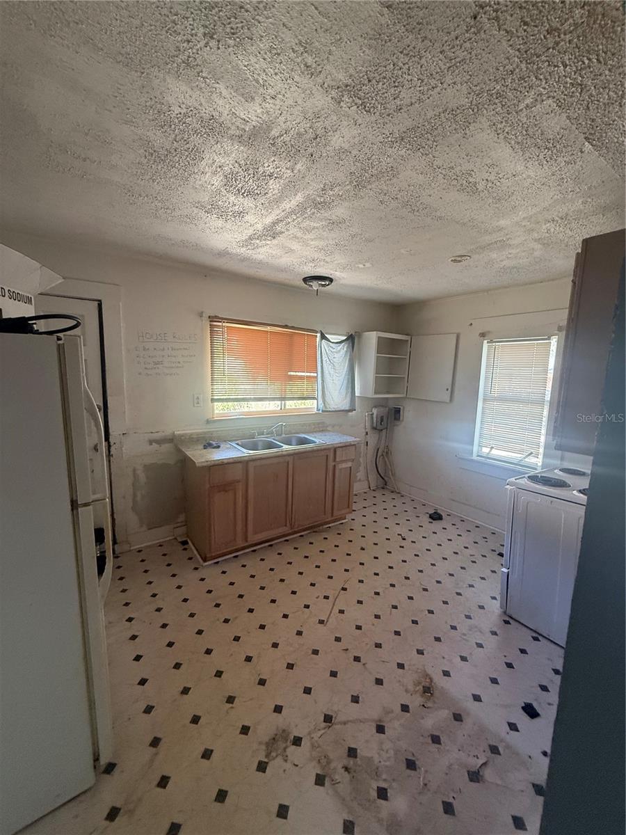 Listing photo id 2 for 9212 Brooks Street