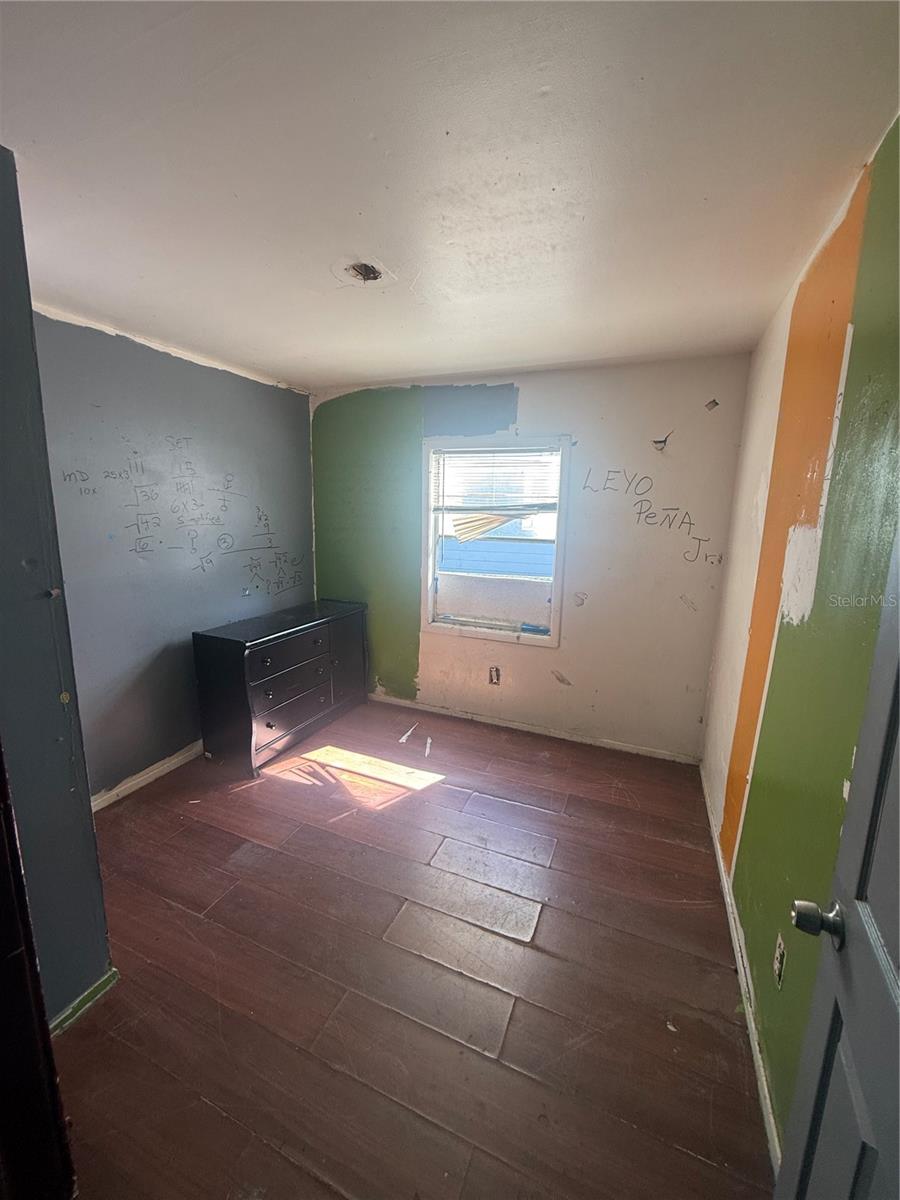 Listing photo id 6 for 9212 Brooks Street