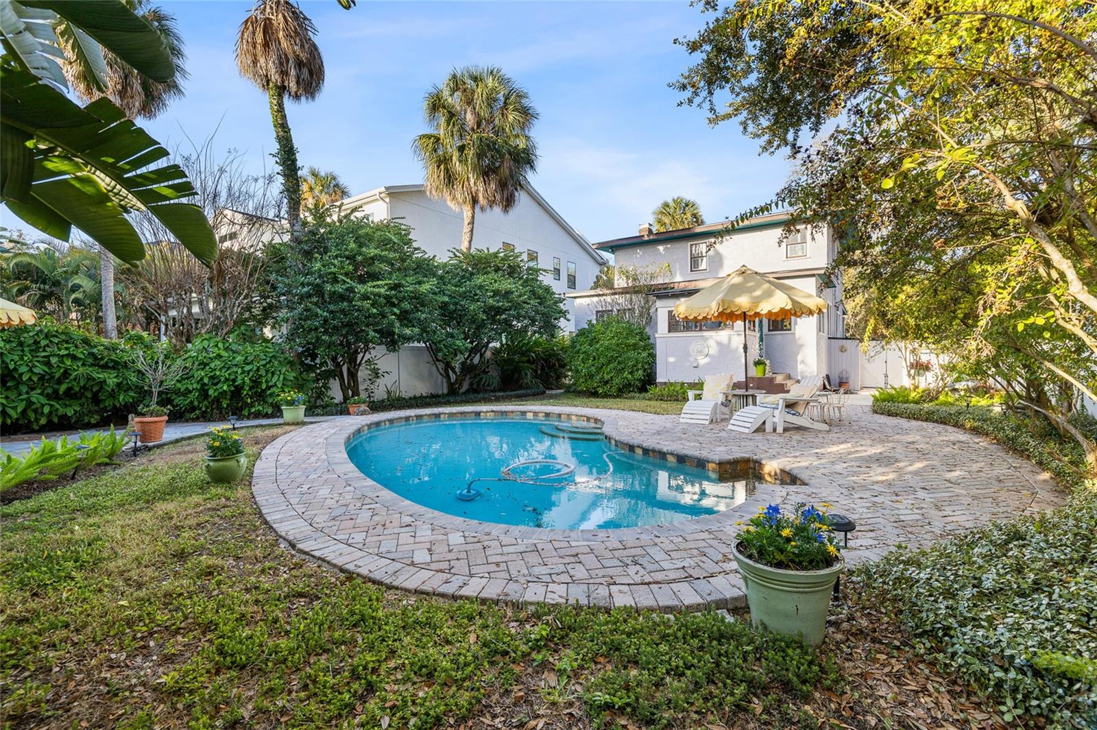 Listing photo id 2 for 212 Coolidge Avenue