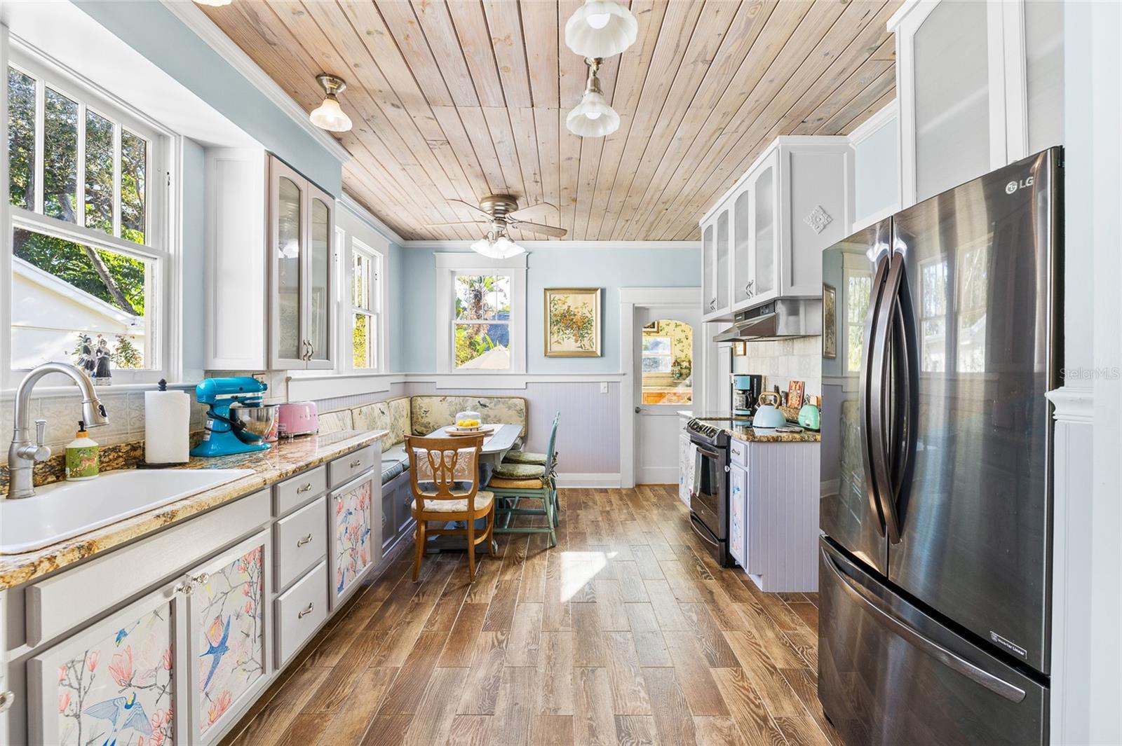 Listing photo id 3 for 212 Coolidge Avenue