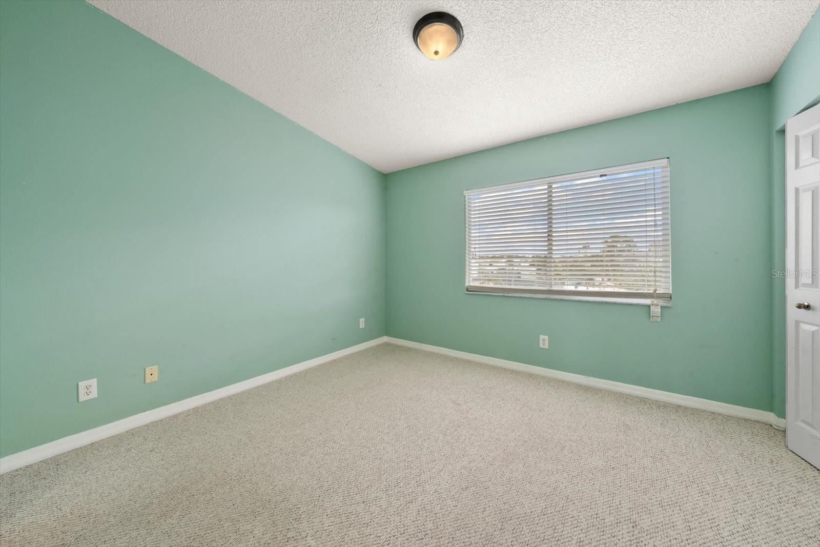 Listing photo id 10 for 124 Marcdale Boulevard