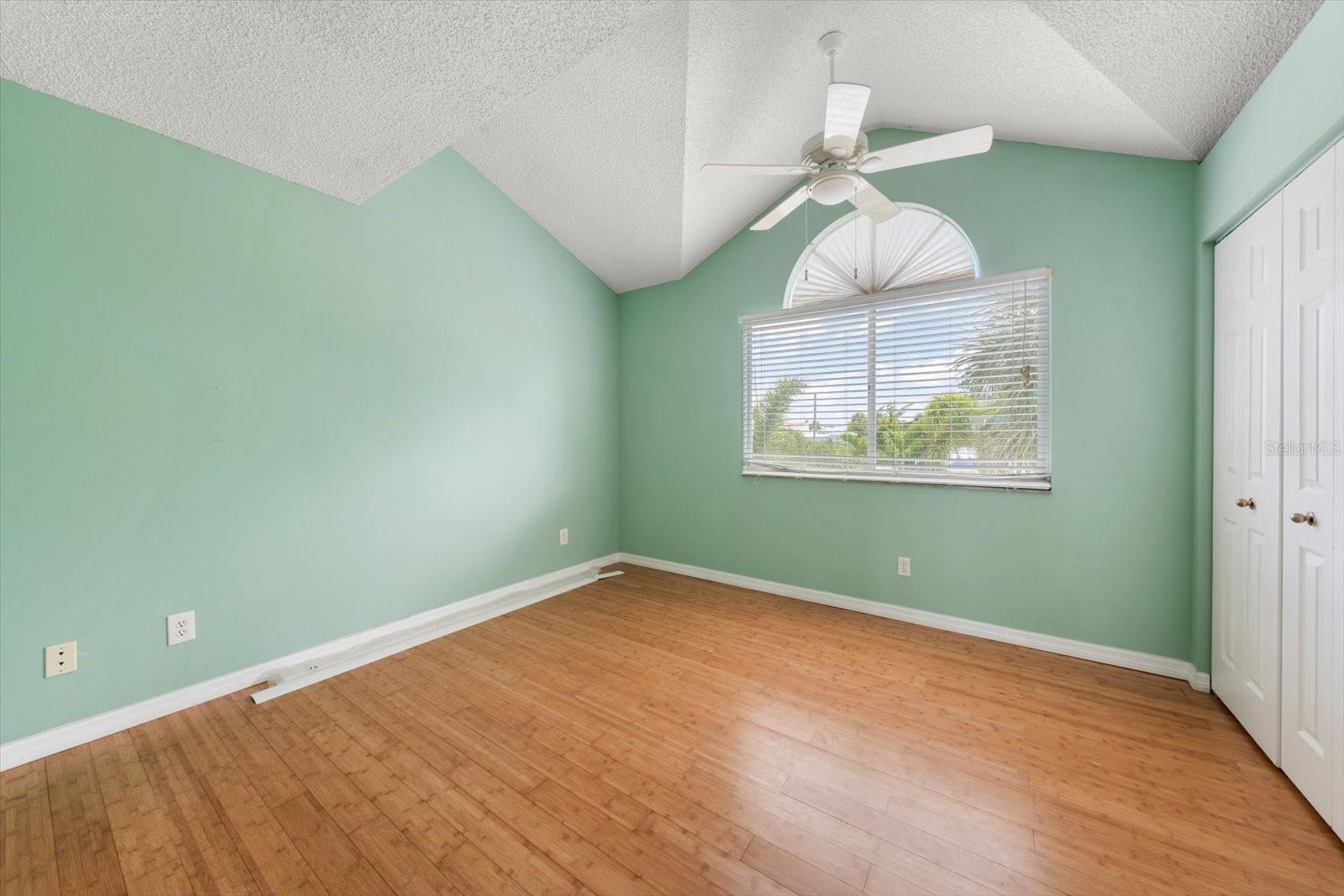 Listing photo id 11 for 124 Marcdale Boulevard