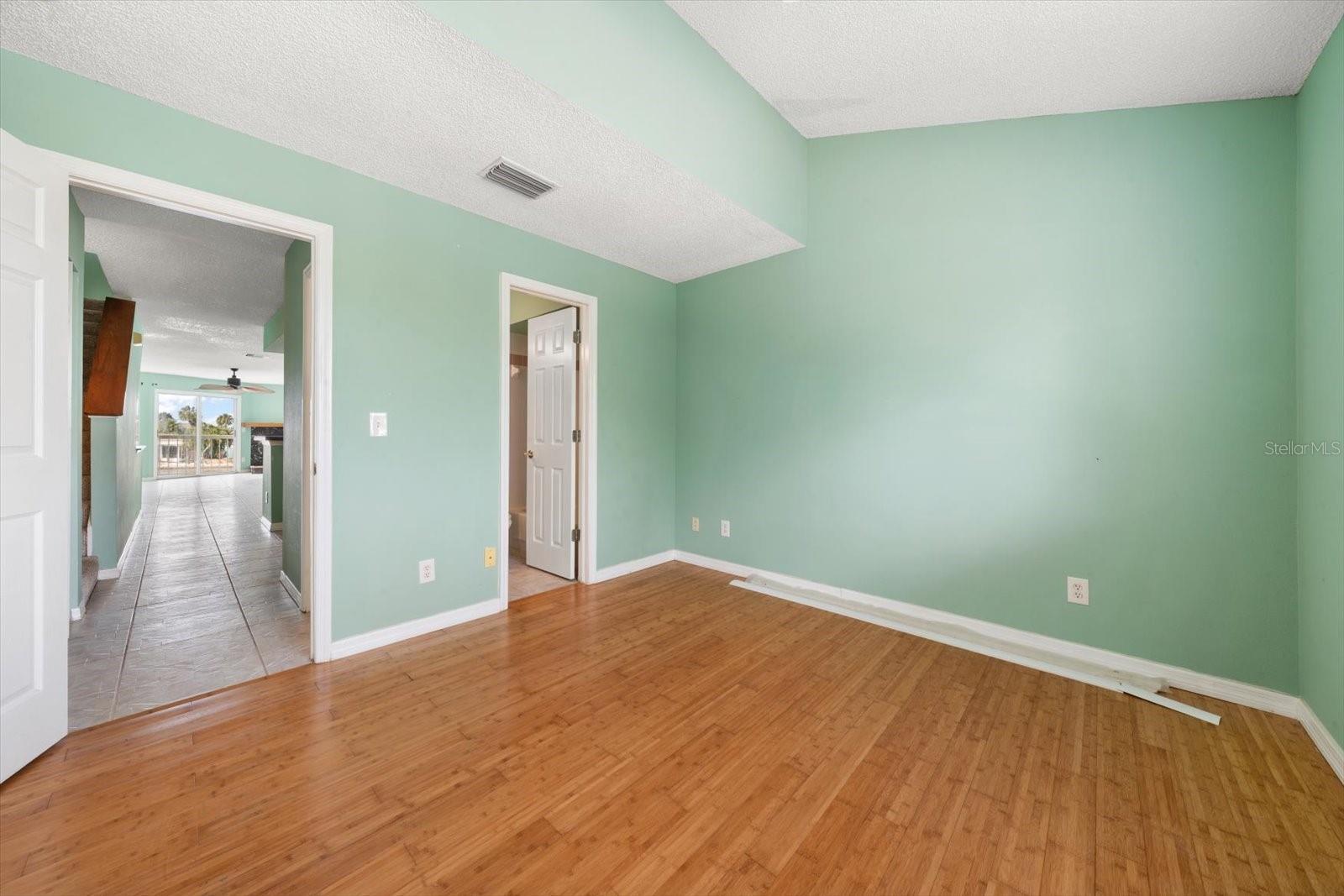 Listing photo id 39 for 124 Marcdale Boulevard