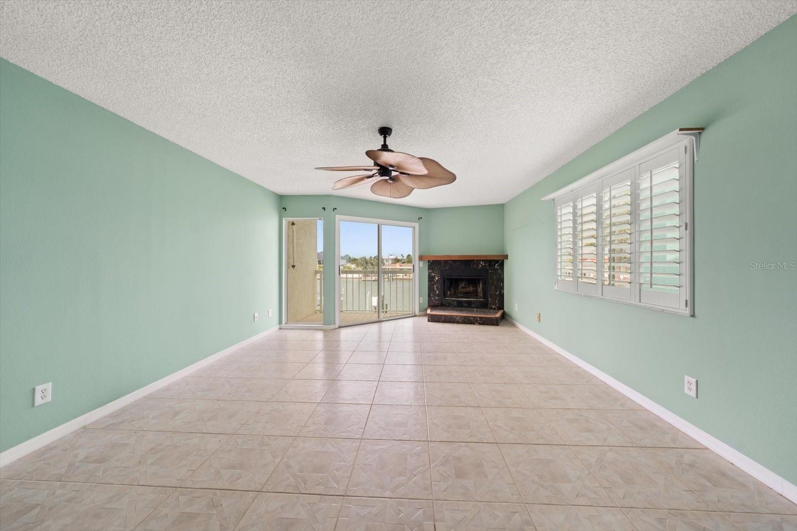 Listing photo id 3 for 124 Marcdale Boulevard