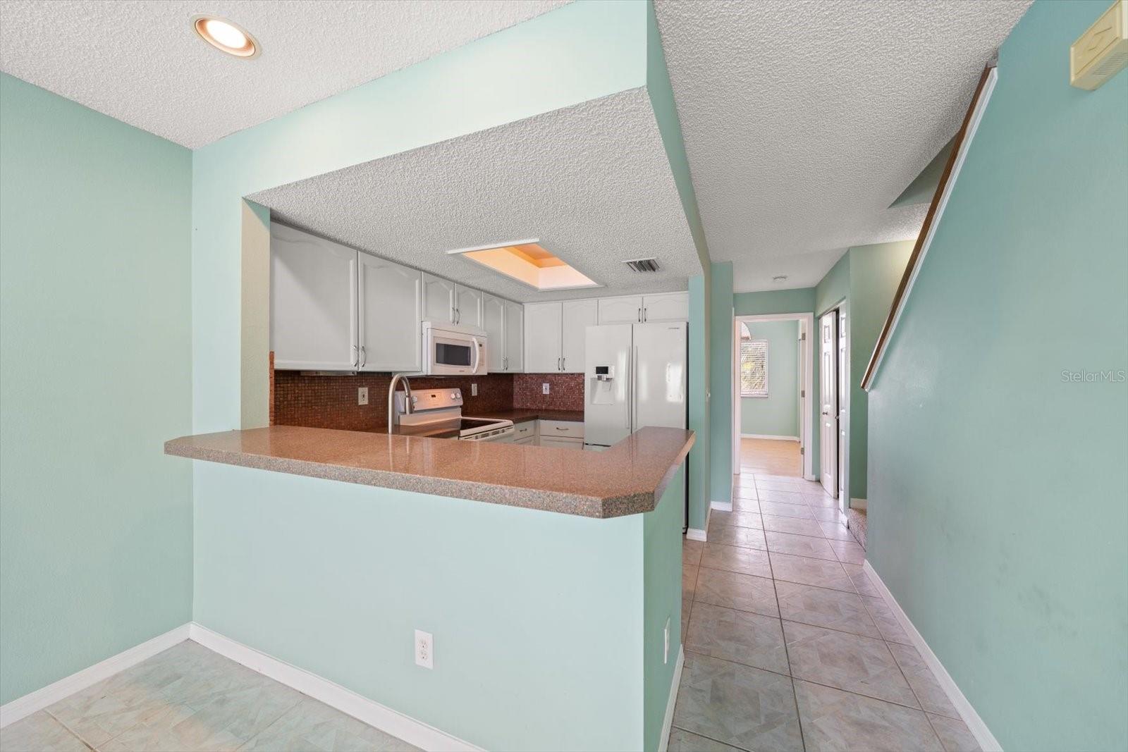 Listing photo id 4 for 124 Marcdale Boulevard