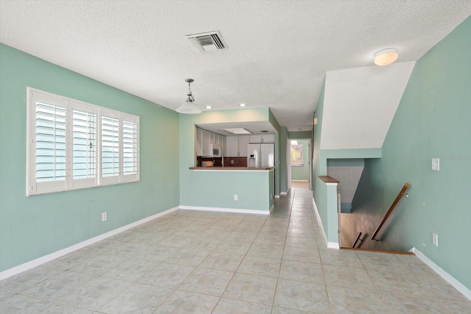 Listing photo id 6 for 124 Marcdale Boulevard