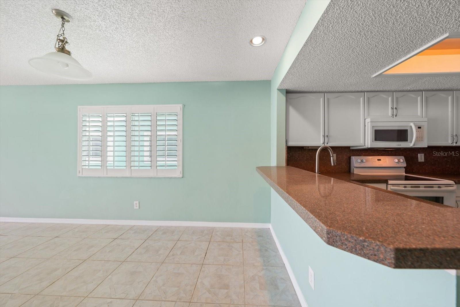 Listing photo id 7 for 124 Marcdale Boulevard