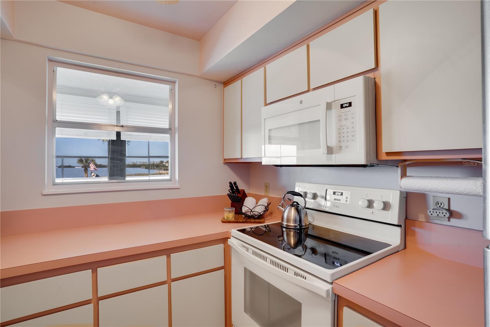 Image 11 of 38 For 656 Windrush Bay Drive 656