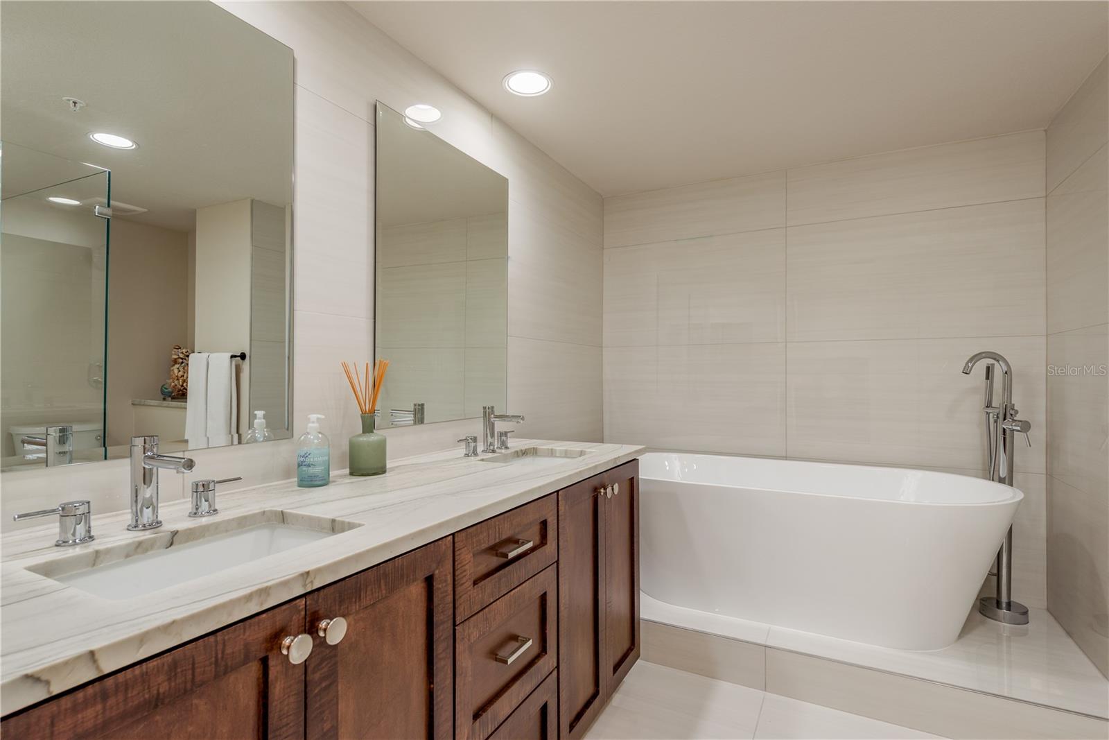 Image 21 of 34 For 1180 Gulf Boulevard 704