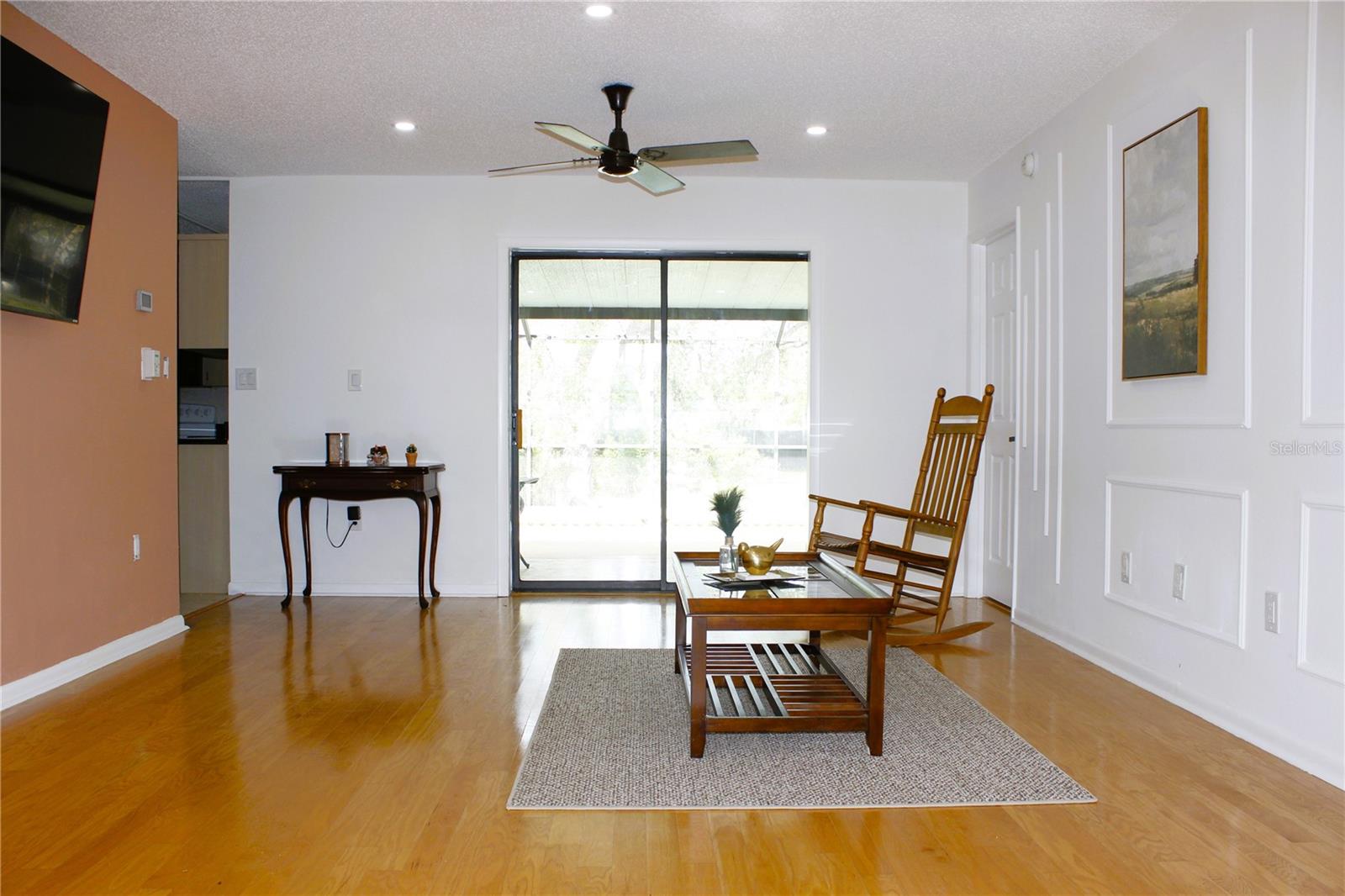 Listing photo id 10 for 3201 Bartlett Street