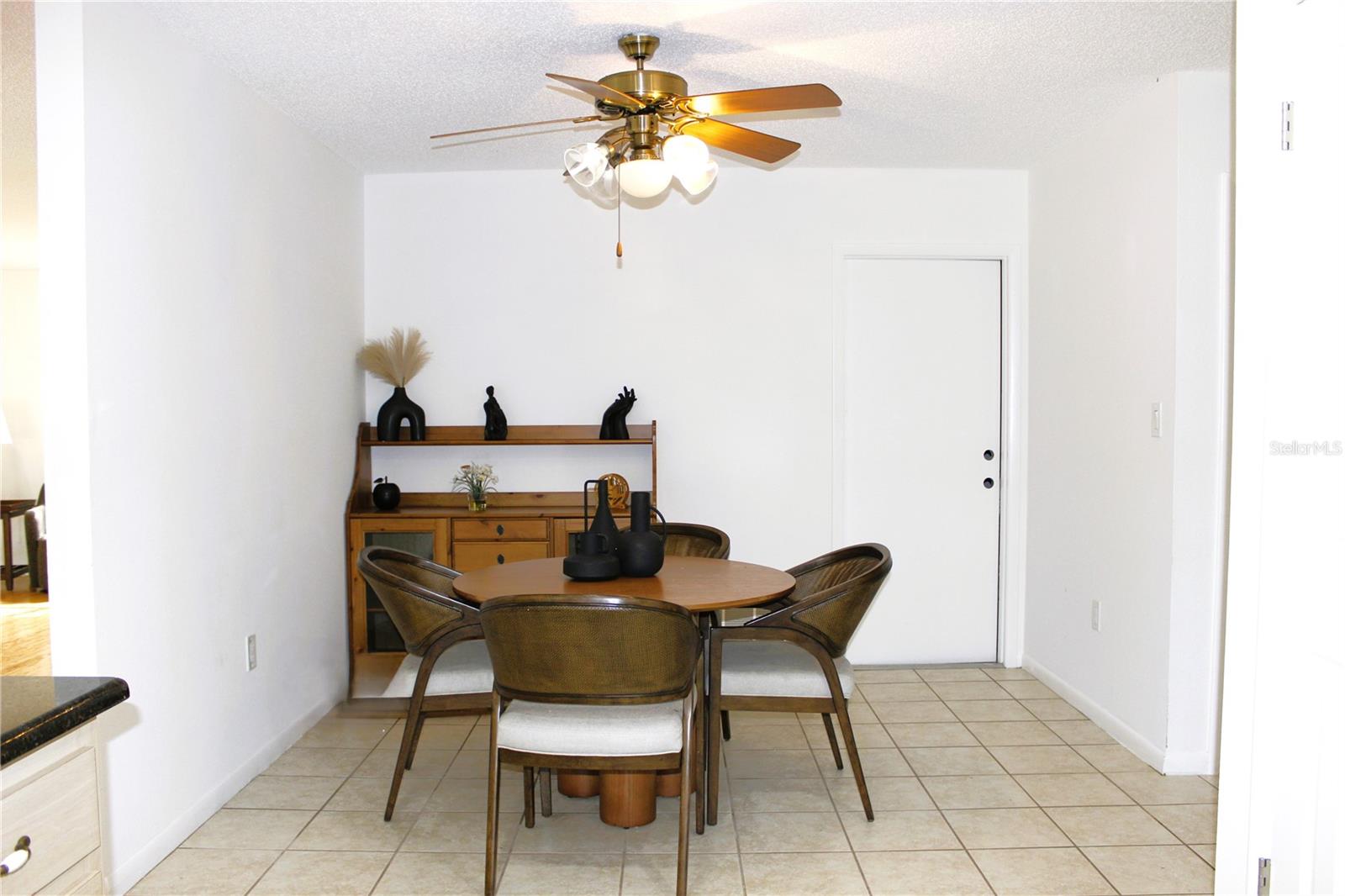 Listing photo id 12 for 3201 Bartlett Street