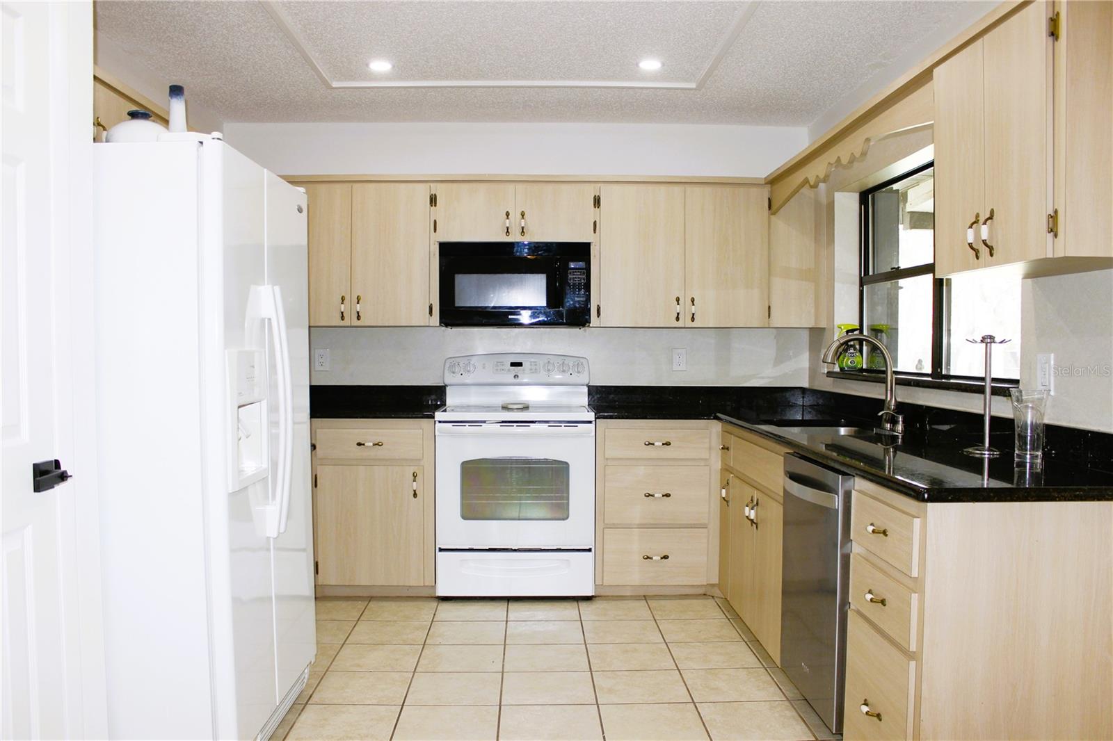 Listing photo id 13 for 3201 Bartlett Street