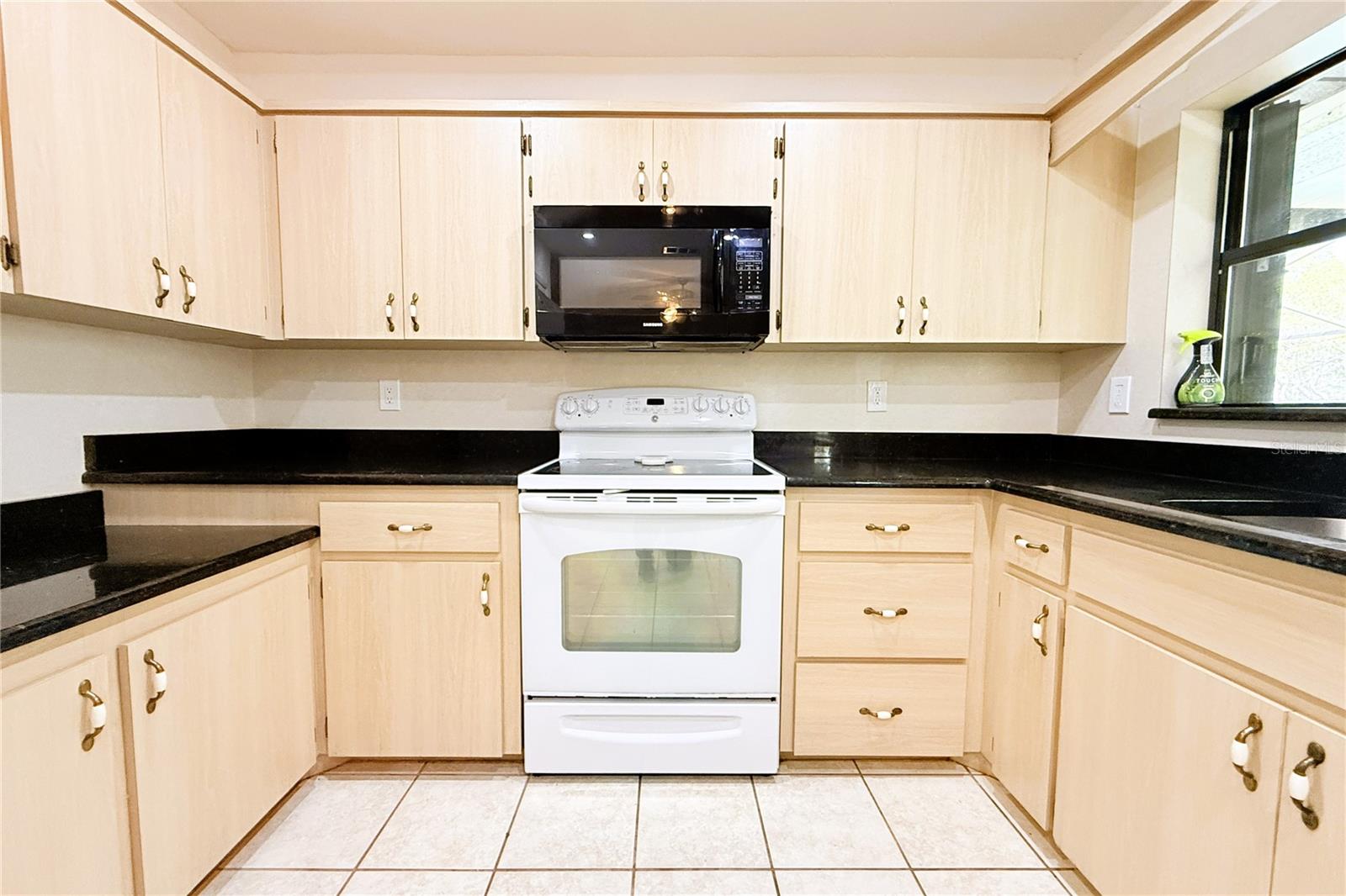 Listing photo id 15 for 3201 Bartlett Street