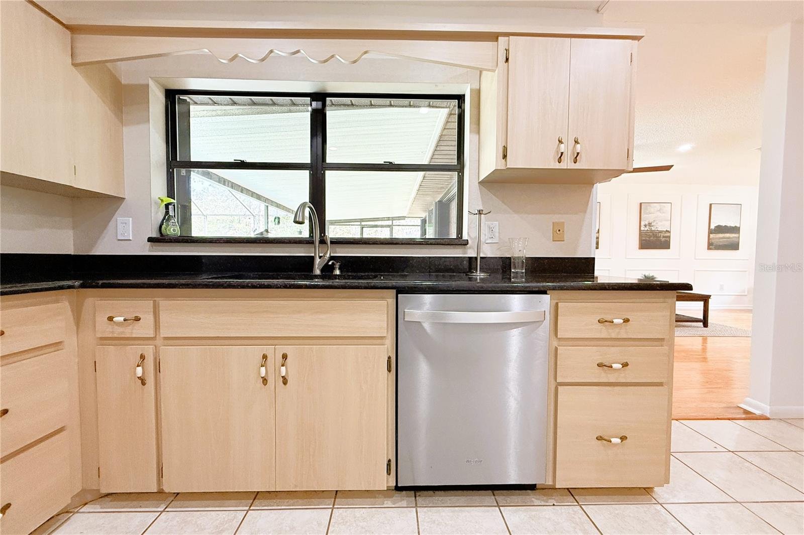 Listing photo id 16 for 3201 Bartlett Street