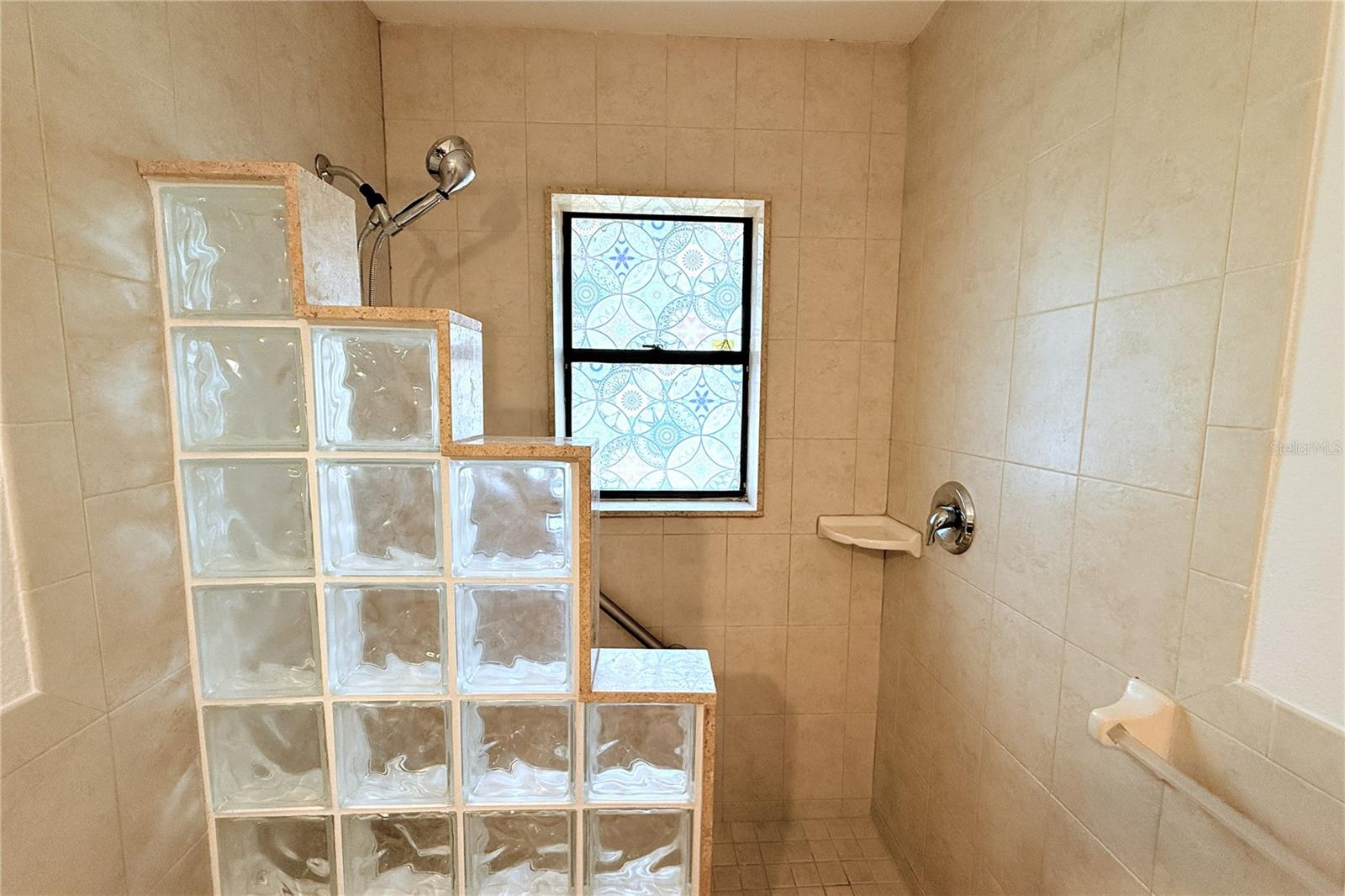 Listing photo id 17 for 3201 Bartlett Street