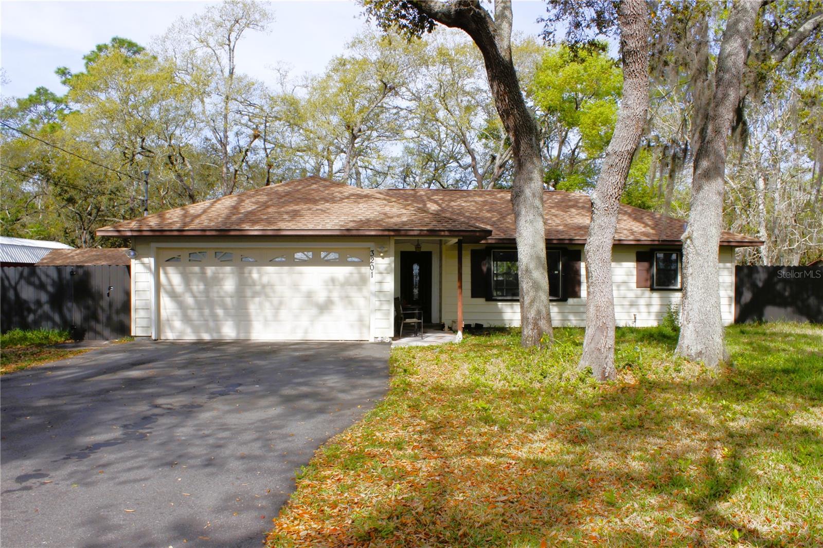 Listing photo id 0 for 3201 Bartlett Street