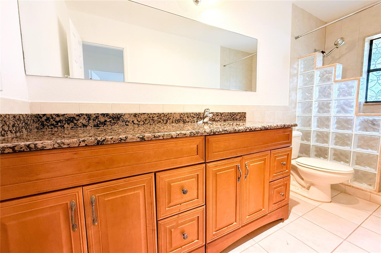 Listing photo id 18 for 3201 Bartlett Street