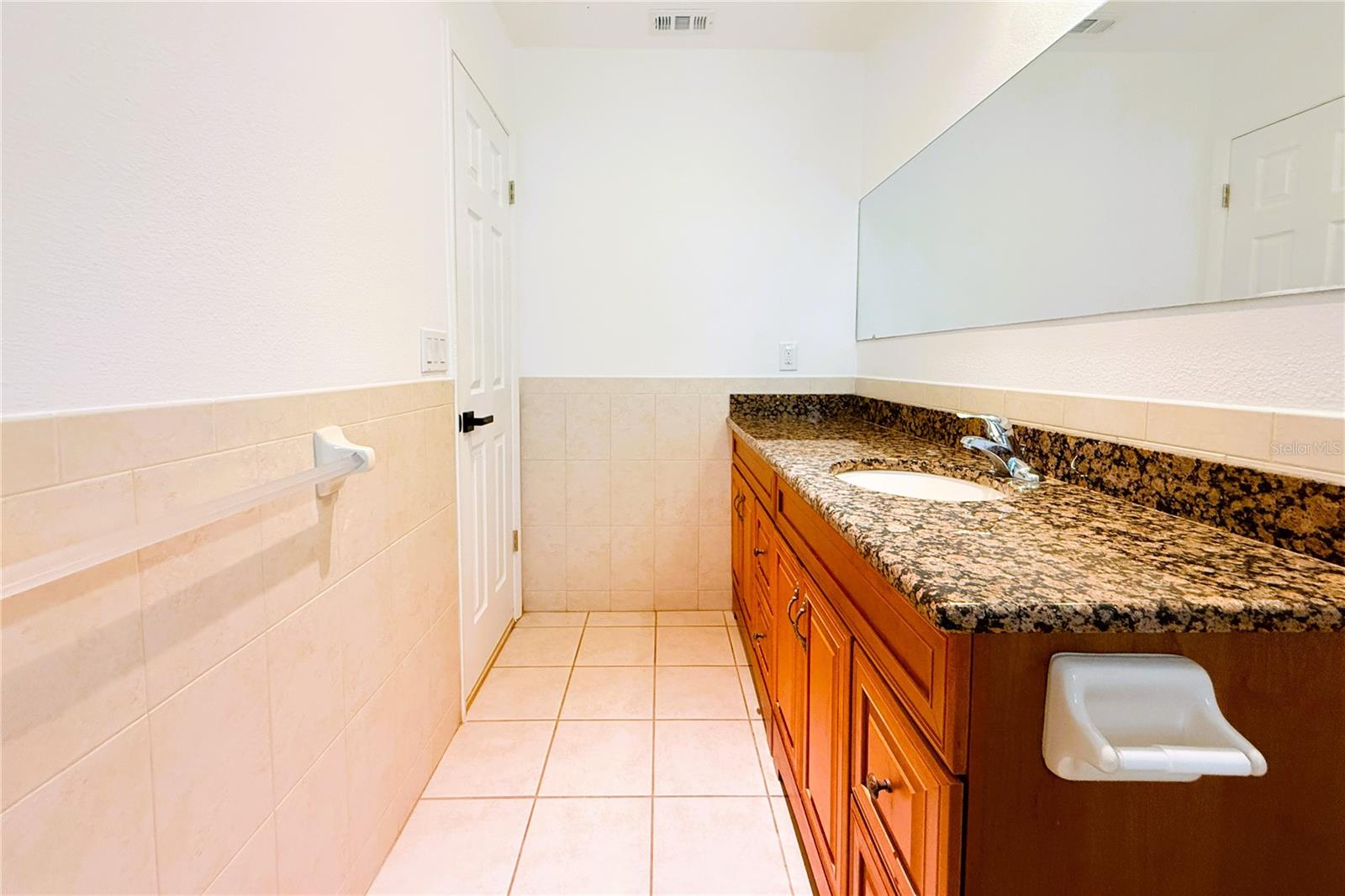 Listing photo id 19 for 3201 Bartlett Street