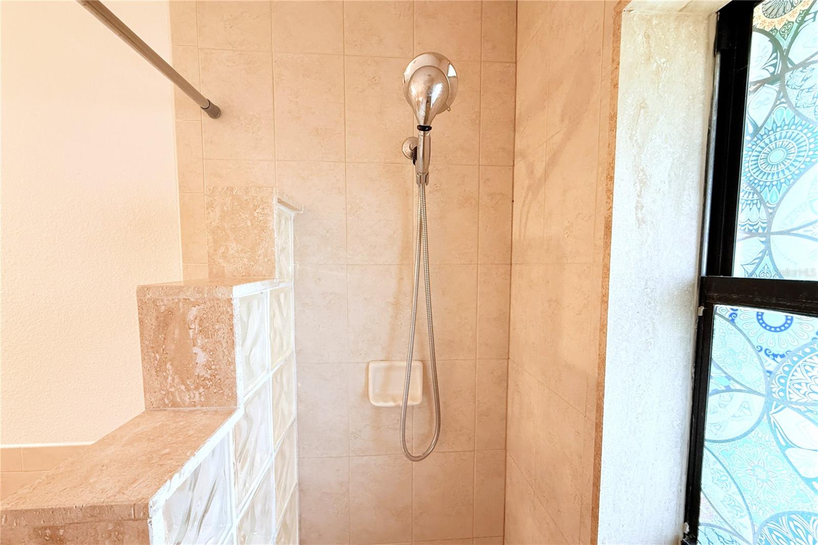 Listing photo id 21 for 3201 Bartlett Street