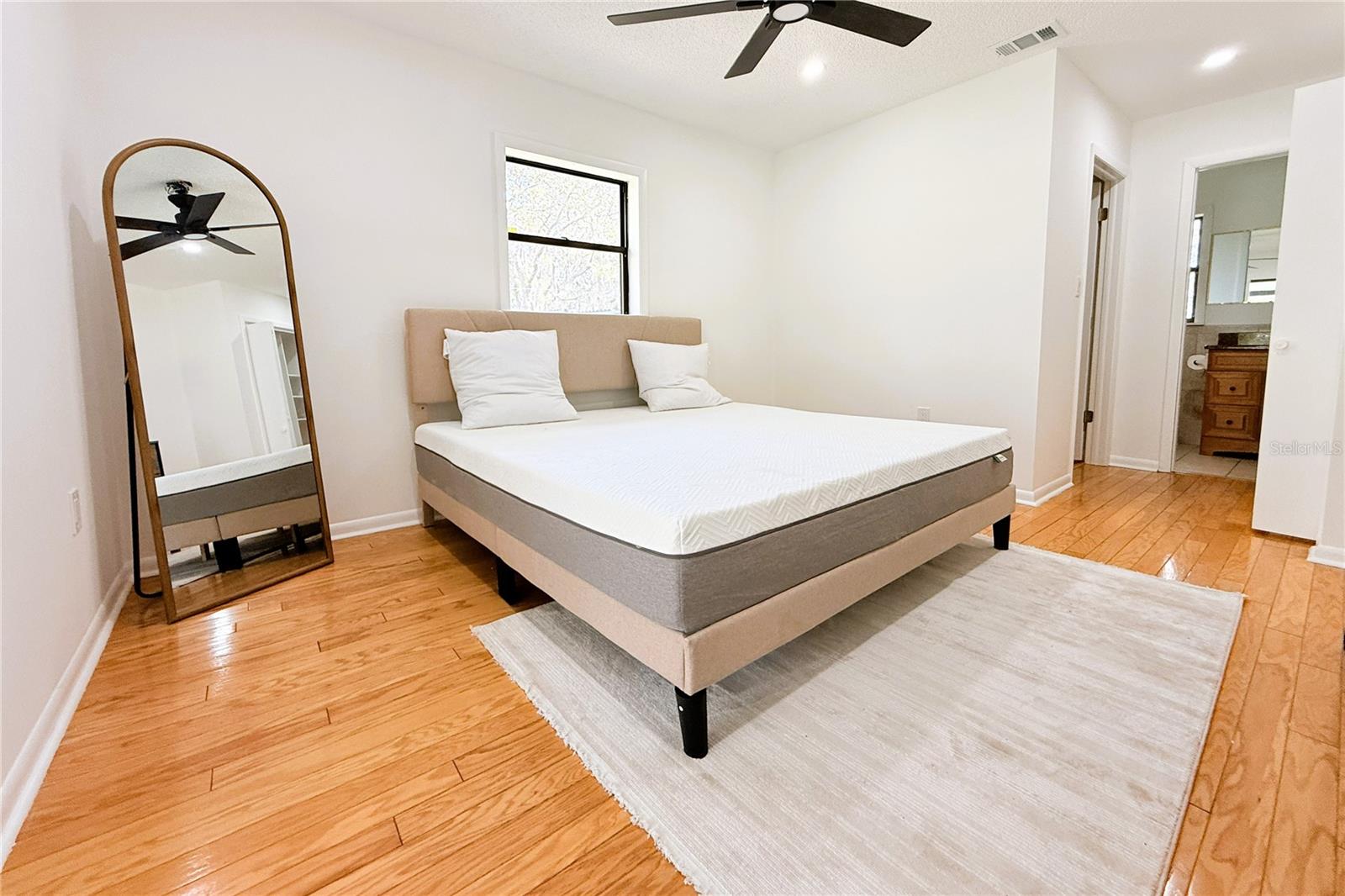 Listing photo id 25 for 3201 Bartlett Street