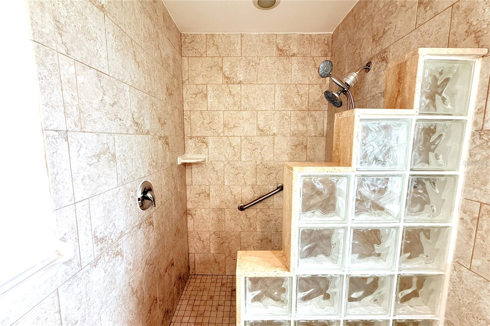 Listing photo id 30 for 3201 Bartlett Street