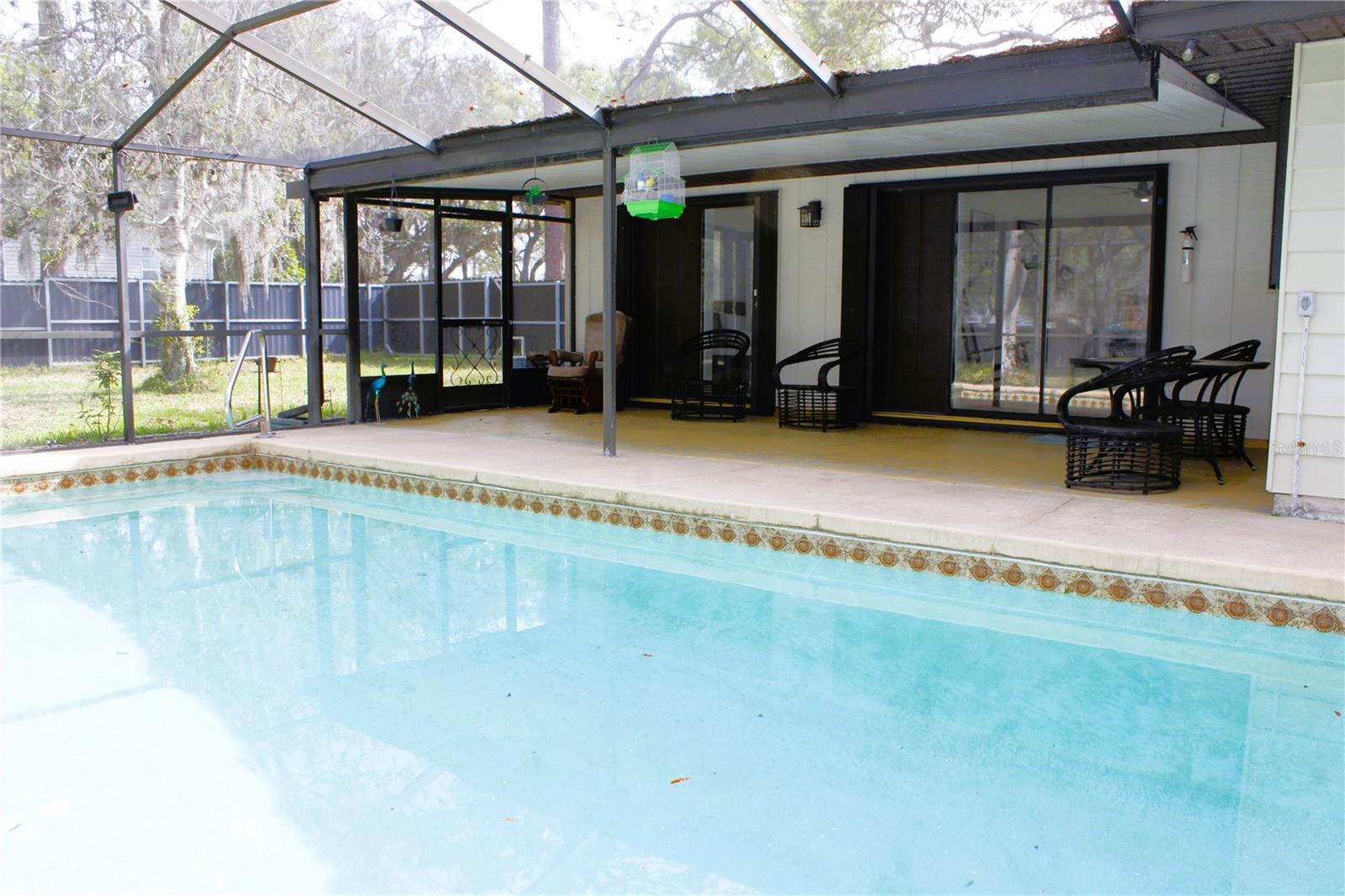 Listing photo id 38 for 3201 Bartlett Street