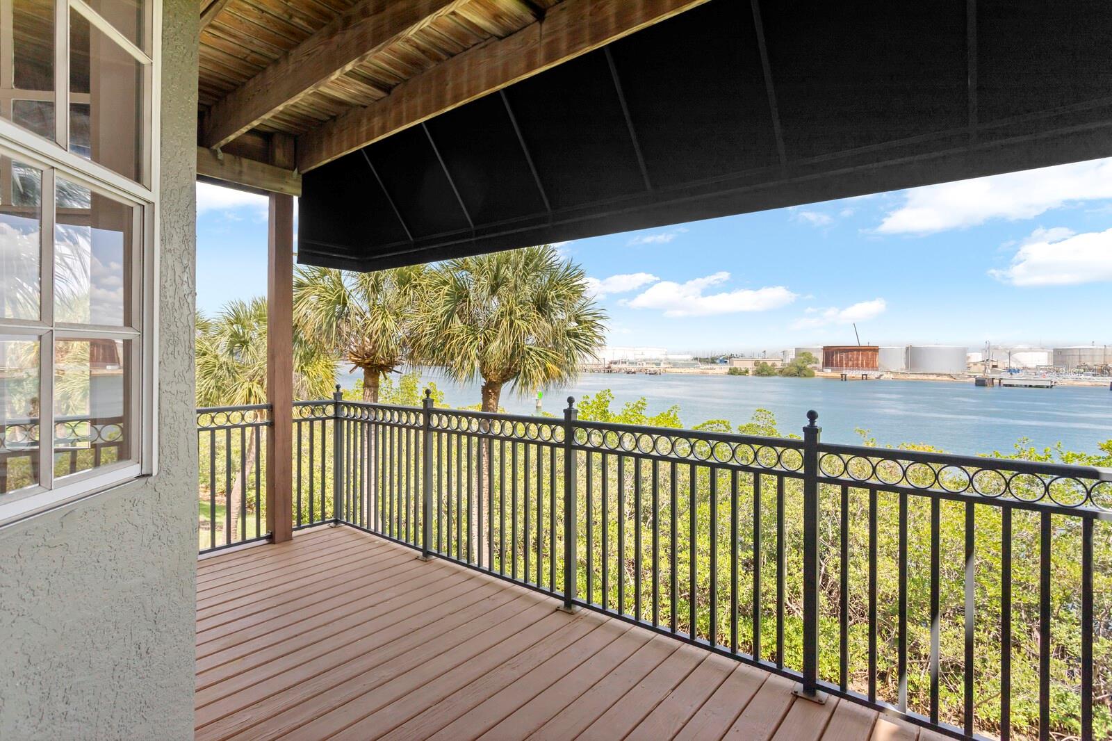 Listing photo id 5 for 1450 Harbour Walk Road