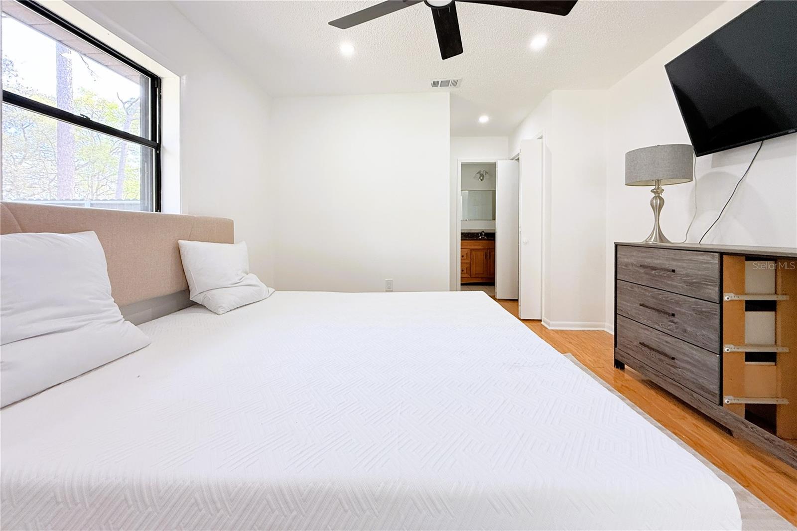 Image 22 of 46 For 3201 Bartlett Street