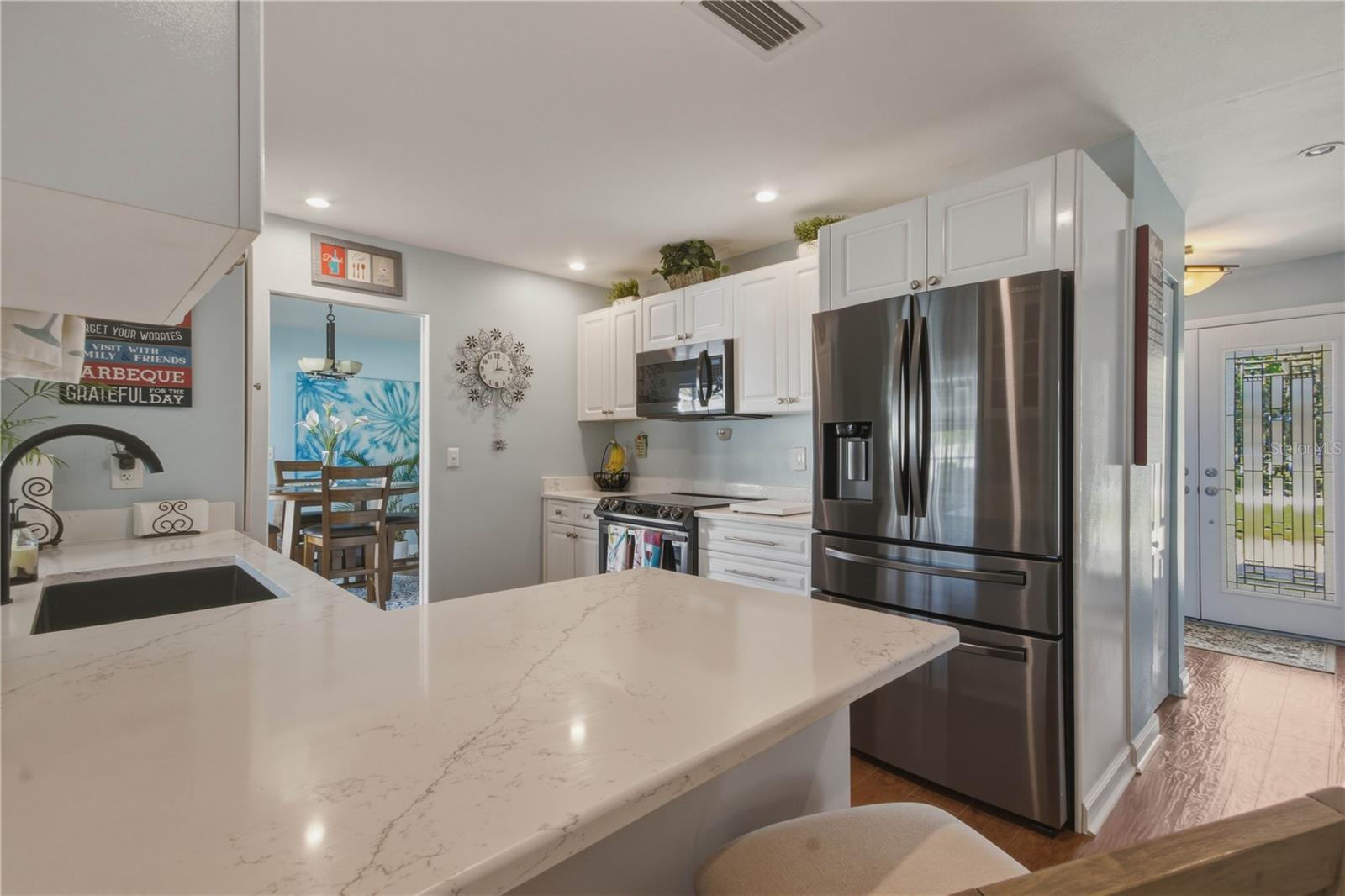 Listing photo id 17 for 2990 Meadow Oak Drive N