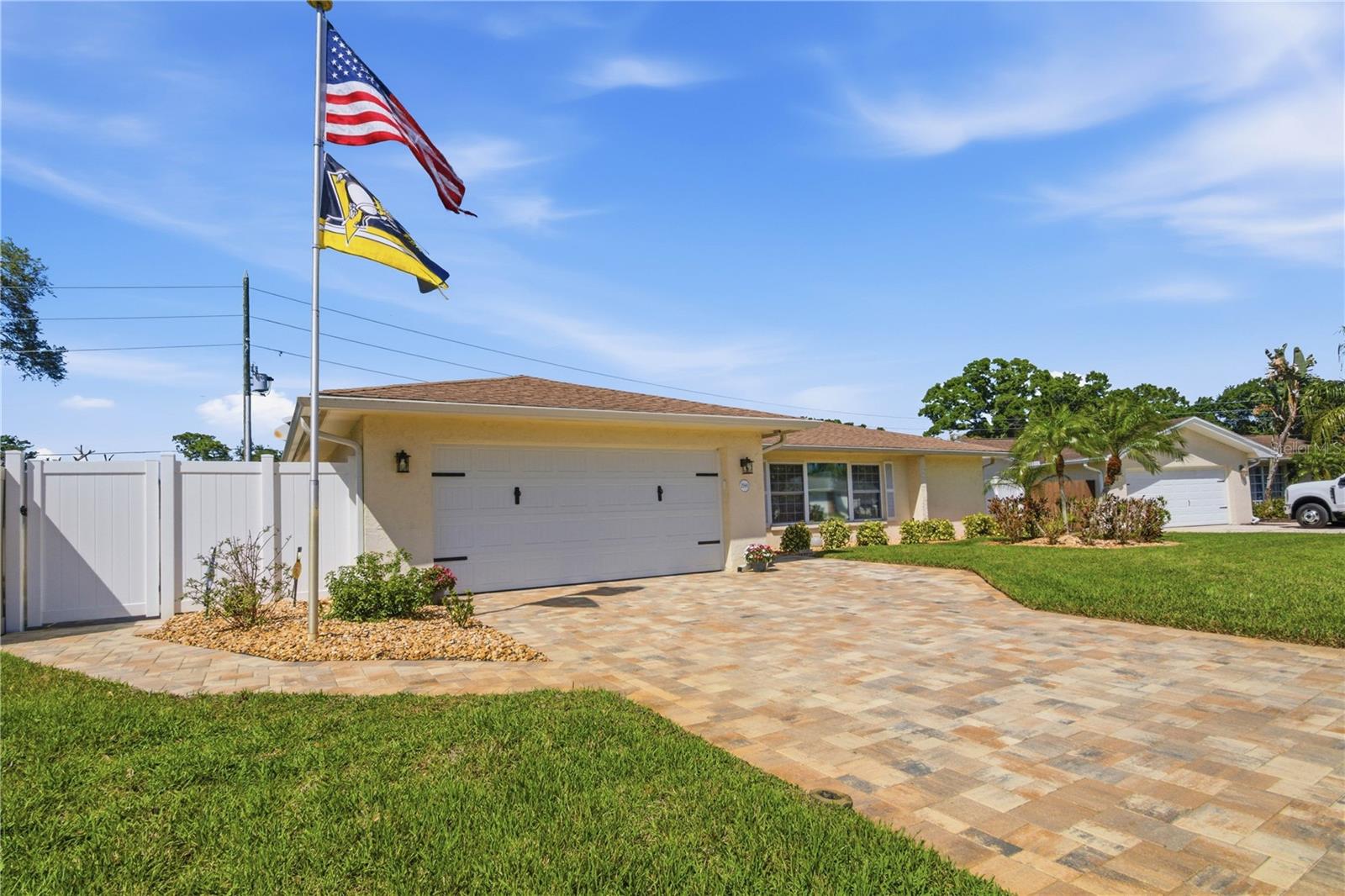 Listing photo id 0 for 2990 Meadow Oak Drive N