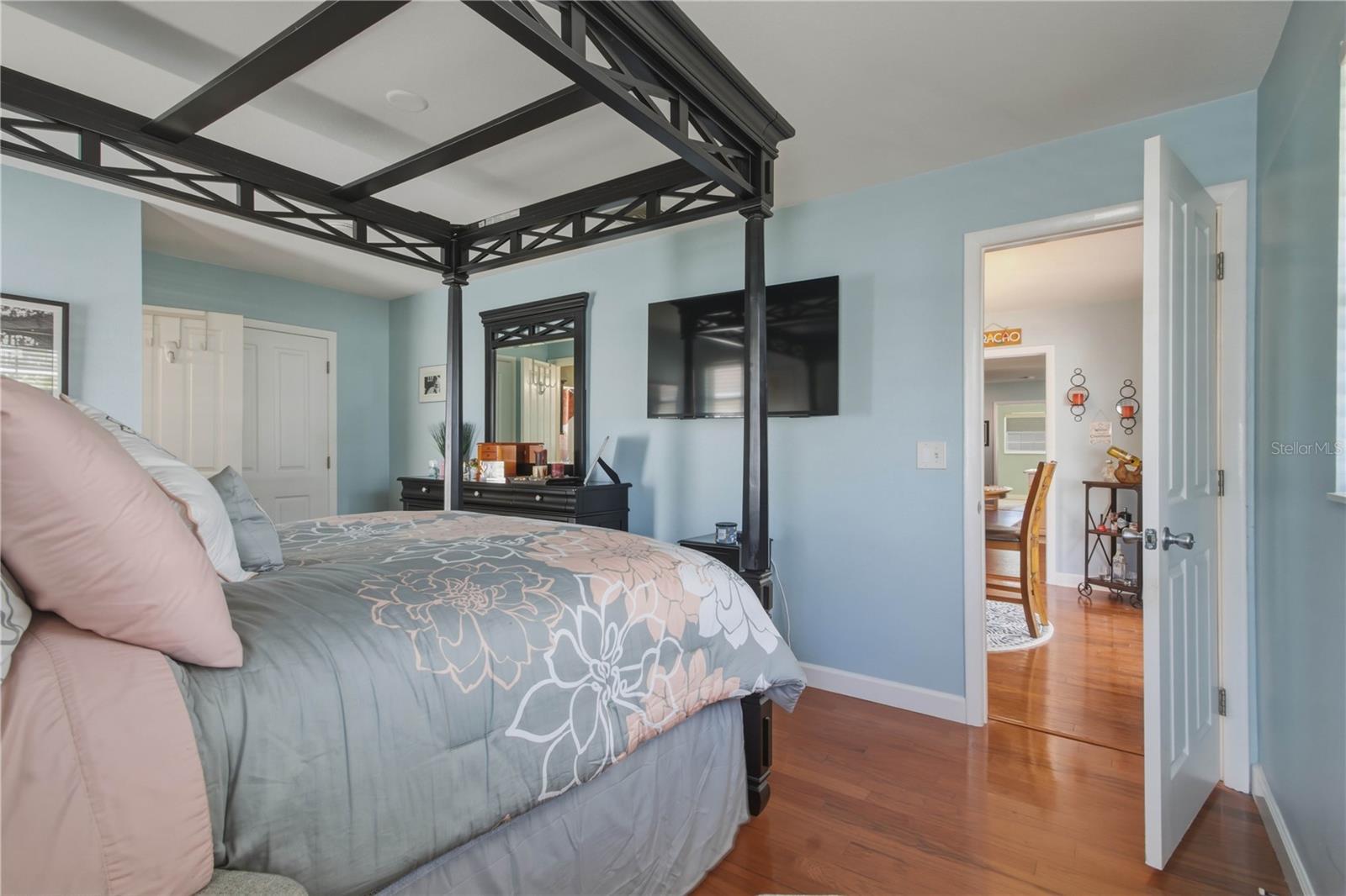 Listing photo id 18 for 2990 Meadow Oak Drive N