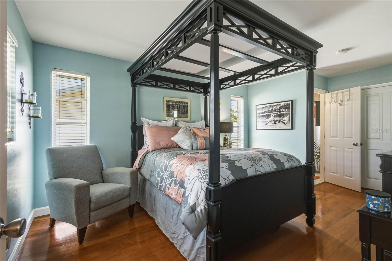 Listing photo id 19 for 2990 Meadow Oak Drive N