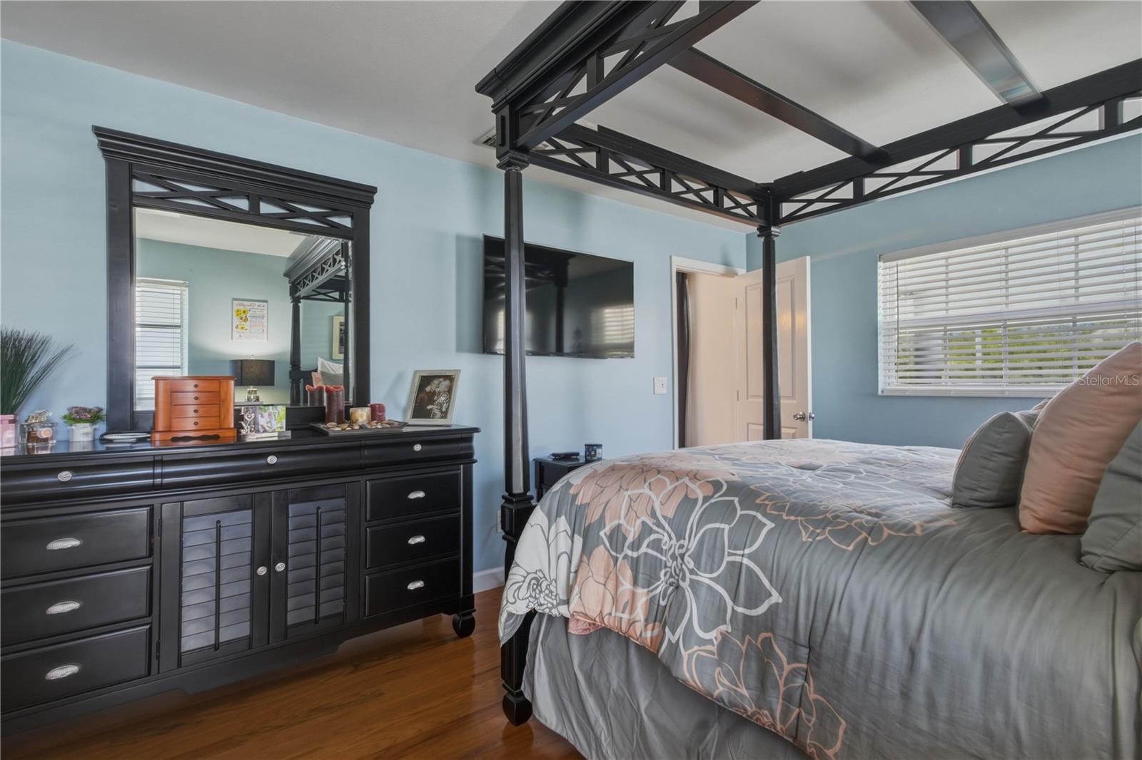 Listing photo id 20 for 2990 Meadow Oak Drive N