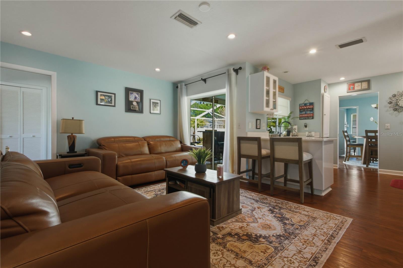 Listing photo id 27 for 2990 Meadow Oak Drive N