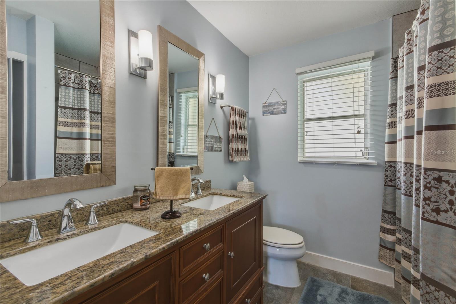 Listing photo id 31 for 2990 Meadow Oak Drive N