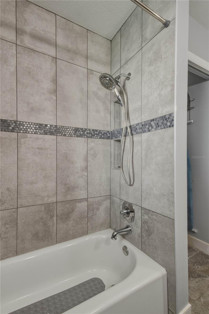 Listing photo id 32 for 2990 Meadow Oak Drive N