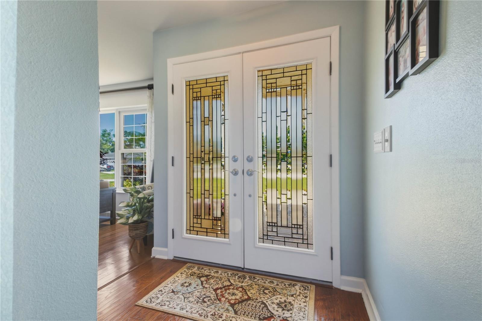 Listing photo id 2 for 2990 Meadow Oak Drive N