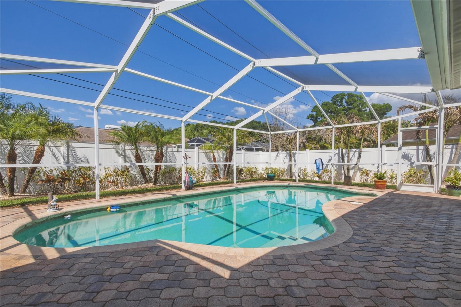 Listing photo id 40 for 2990 Meadow Oak Drive N