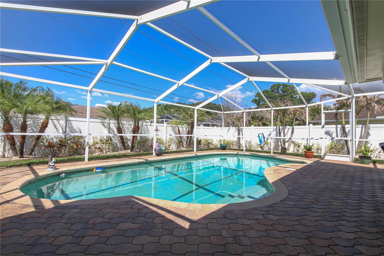 Listing photo id 41 for 2990 Meadow Oak Drive N